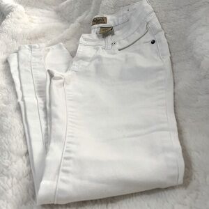 Hybrid Company woman white skinny jeans